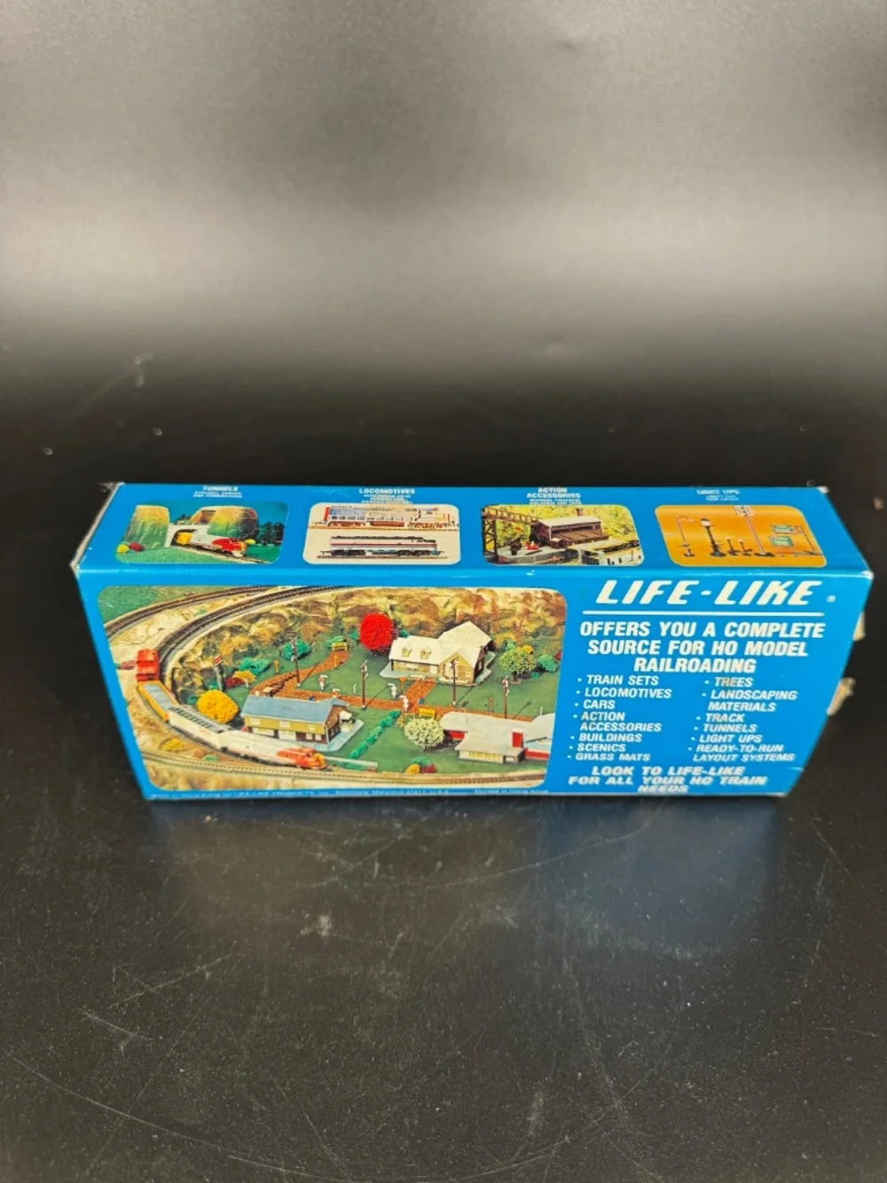 Life Like HO Scale Union Pacific (UP) 2 Bay Hopper with Load - New Old Stock